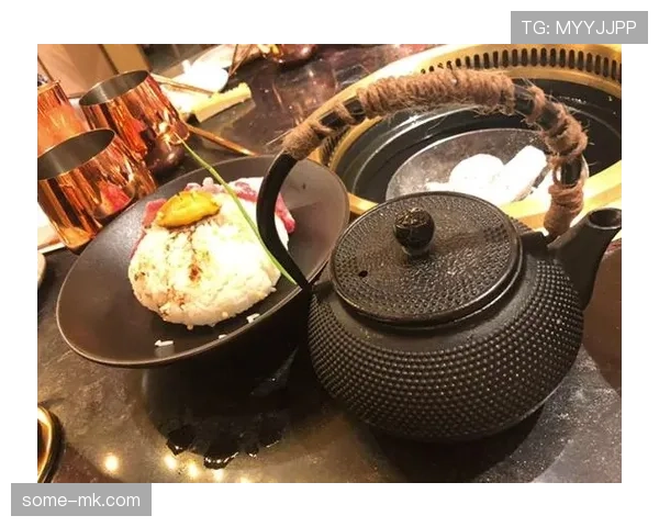 程语轩这孩子球场上拼命，一到饭点就秒变美食博主，感觉他肚子里有个小宇宙跟着跑！